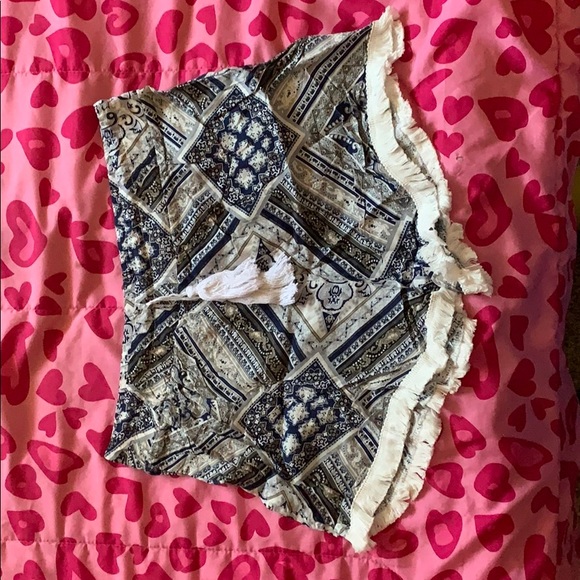 Fashion Nova high rise shorts - Picture 2 of 4